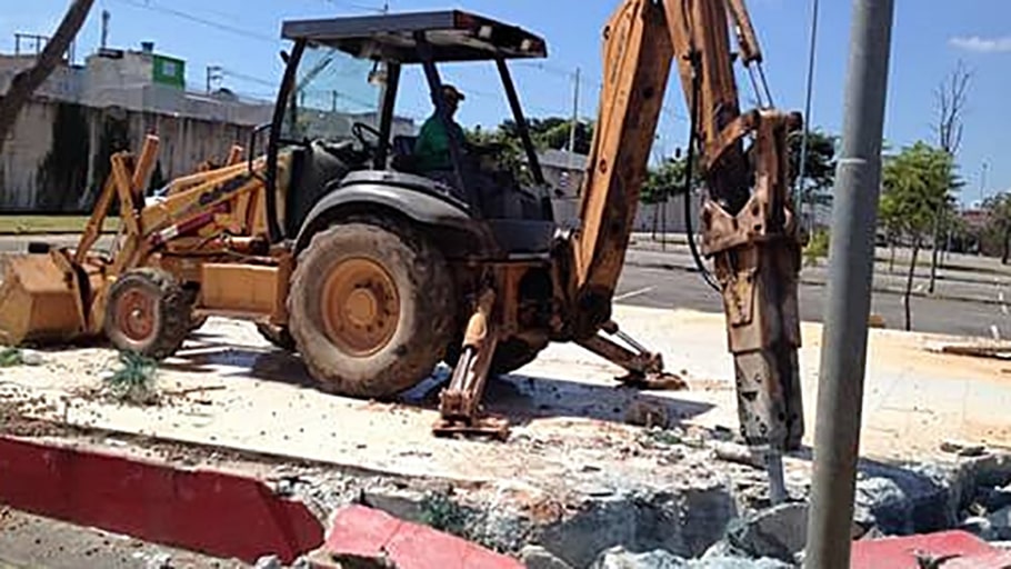 Retroescavadeira com Rompedor